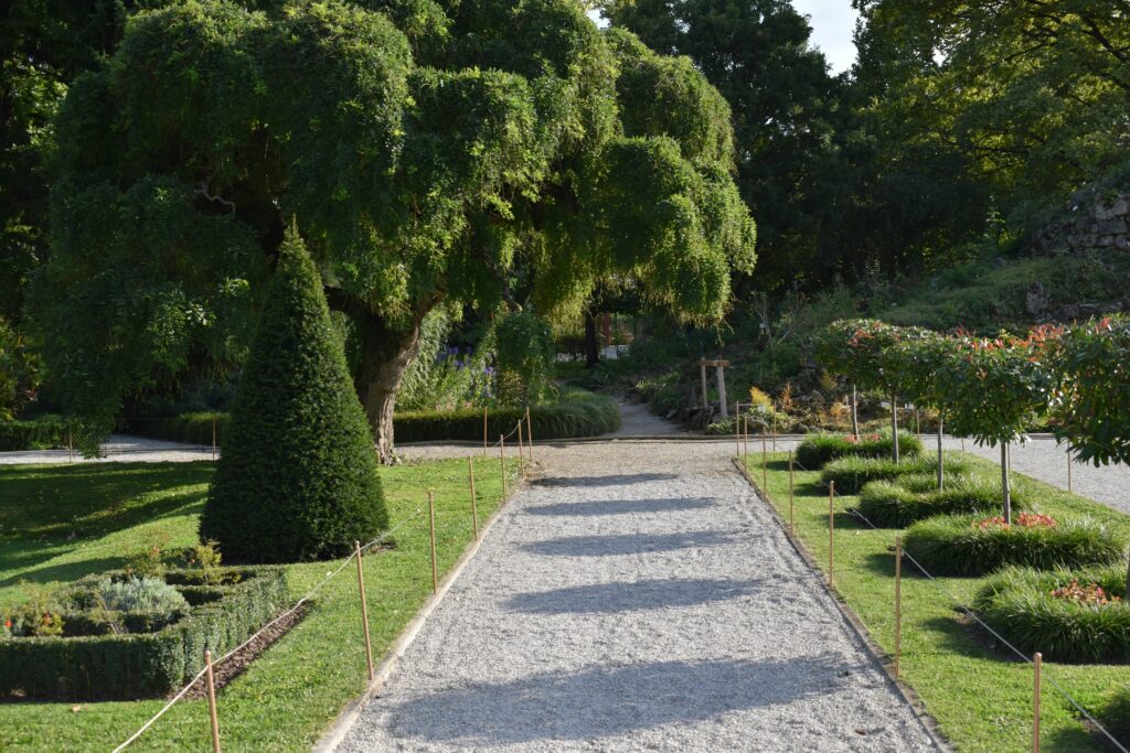 CAMINOS Y SENDEROS DE JARDÍN